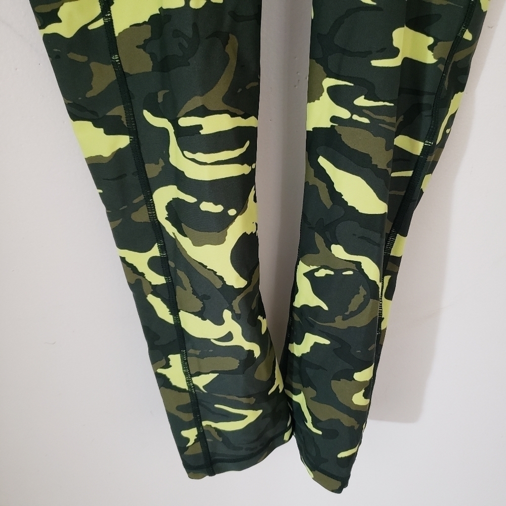 Human Performance Engineering Camo Print Capri Le… - image 3